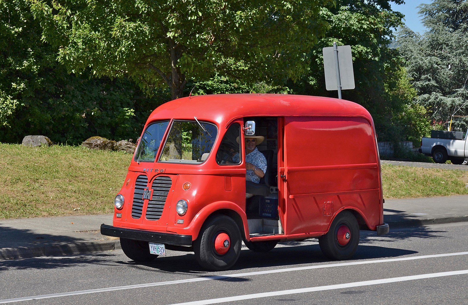 1920px-Preserved_International_Harvester_Metro_Van_in_Portland_in_2015.jpg