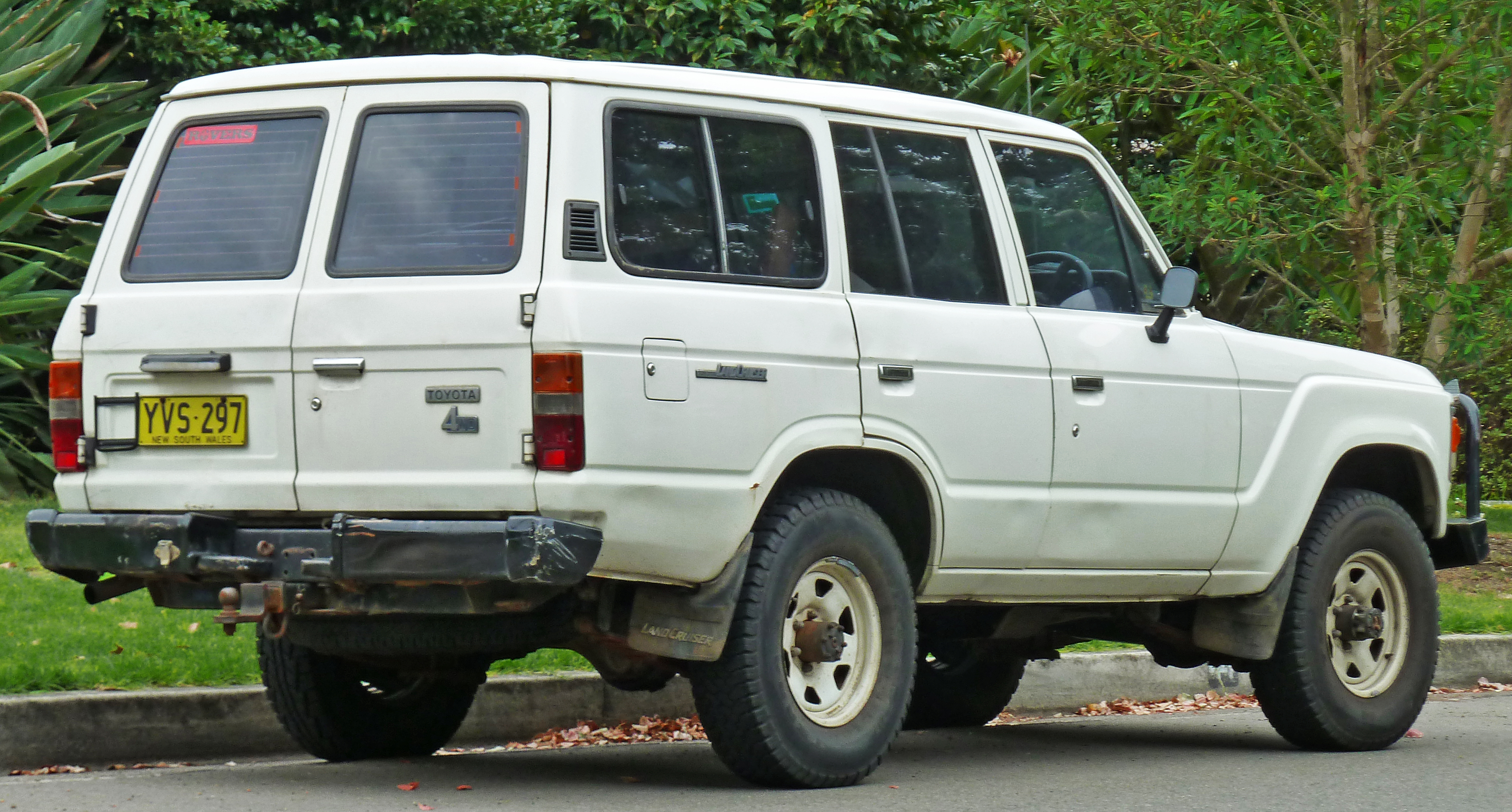 1981-1987_Toyota_Land_Cruiser_(FJ60)_wagon_(2011-03-10).jpg
