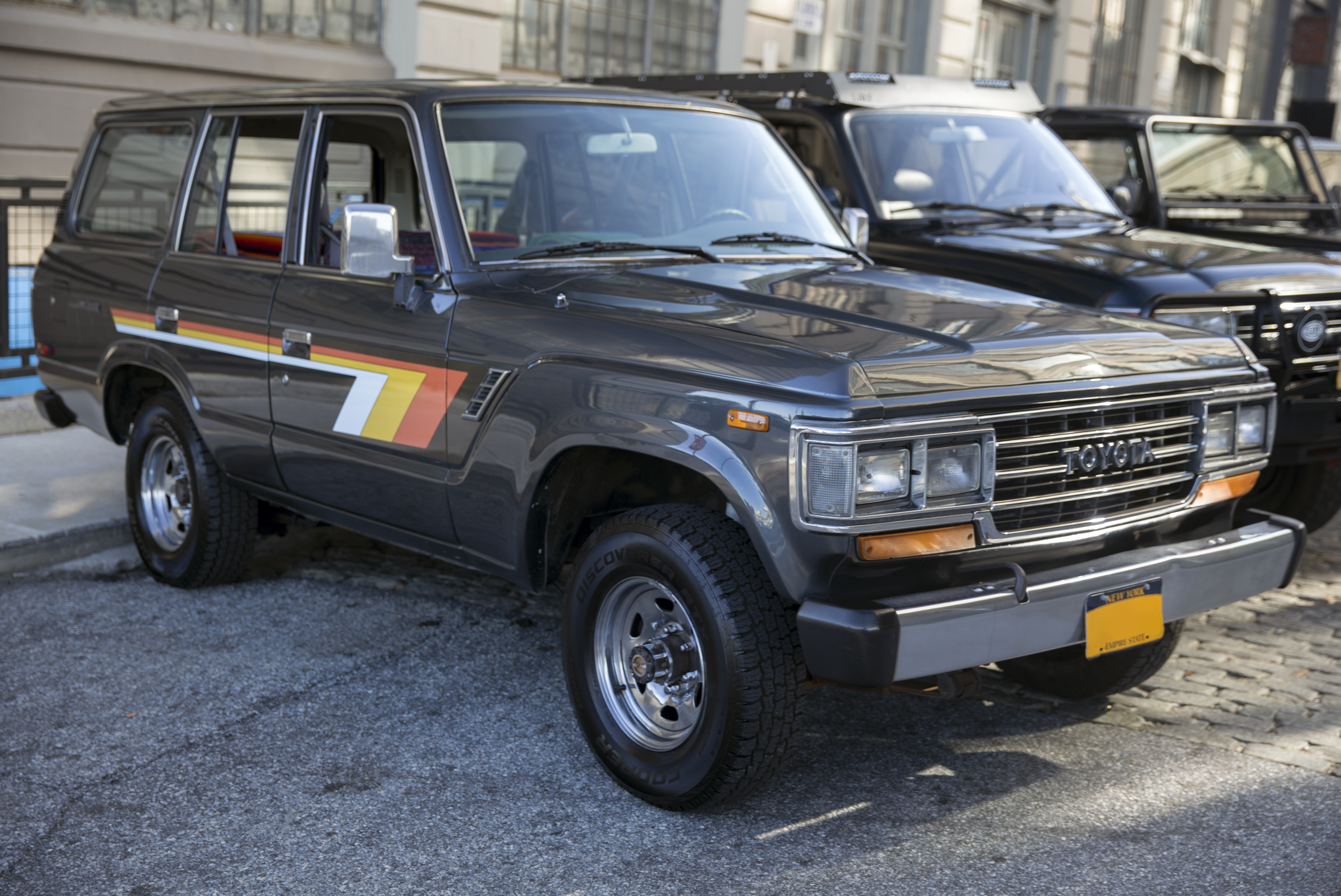1990_Toyota_Land_Cruiser_FJ62,_gray_met.,_front_right.jpg