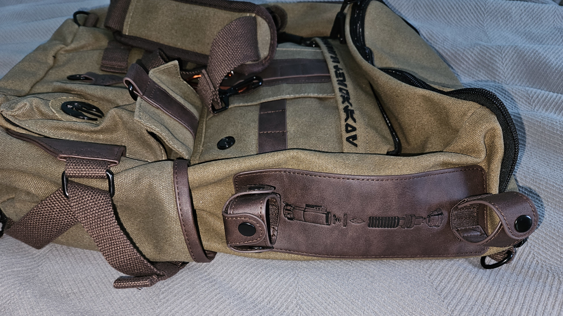 Backpack_with_Lightsaber_Holder_01.jpg