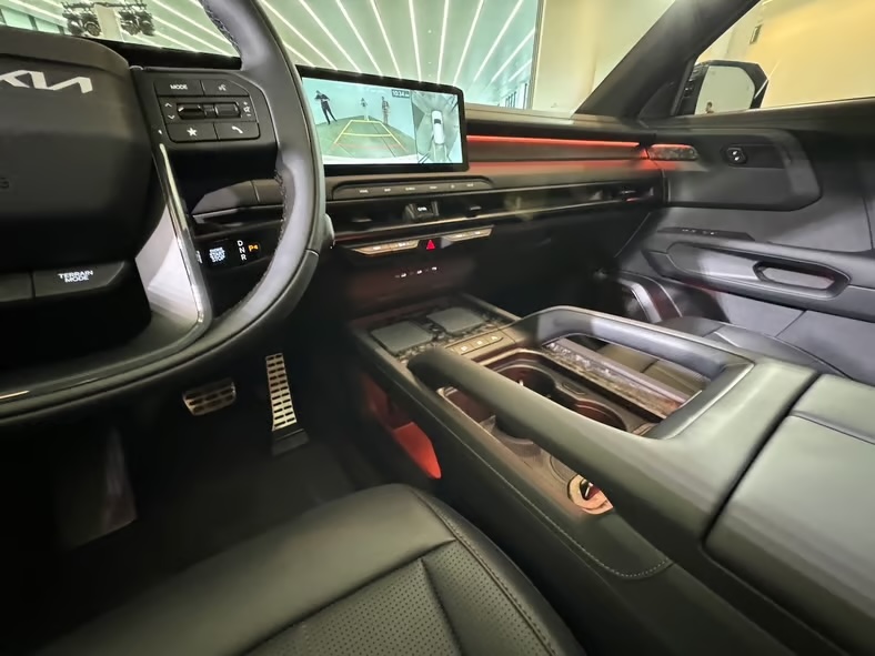 The-front-console-in-the-2027-Kia-Telluride.jpeg