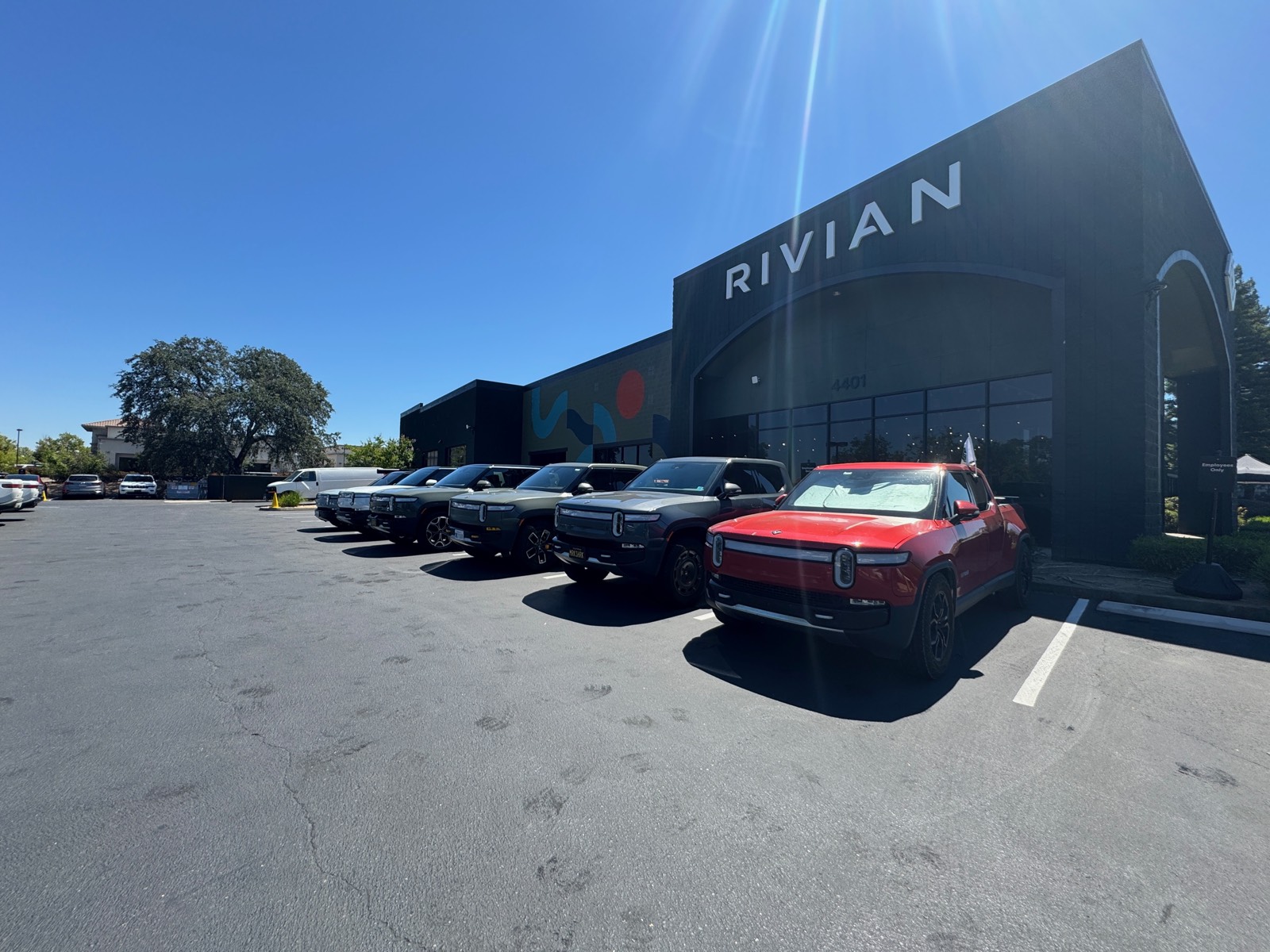 riviantrackr.com